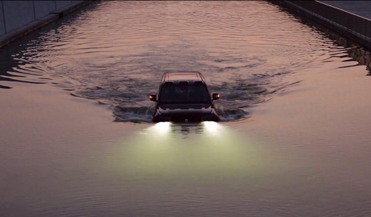 Driving BYD Yangwang U8 in Deep Water is Like Sailing a Boat